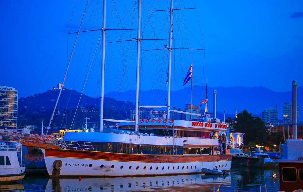 Royal Hotel Batumi Exterior photo